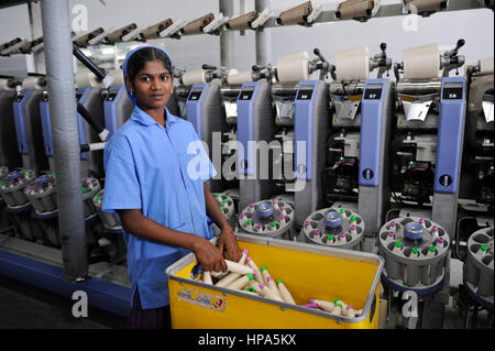 L'INDE Kolkata , commerce équitable , unités textiles MLR Spinning factory/ indien du Tamil Nadu, Chennai, fairtrade Textilbetriebe , Spinnerei MLR produziert Garne fuer assise Vêtements Banque D'Images