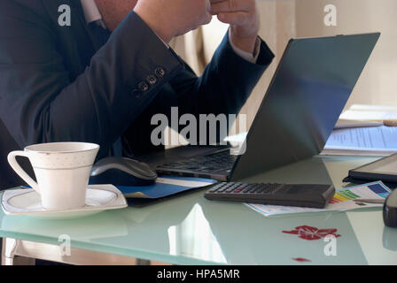 Homme d'affaires fatigué au bureau.frustré desperated man sitting at office Banque D'Images