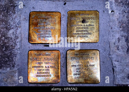 Ghetto de Venise, Italie. Des plaques de métal à la mémoire des déportés juifs vénitiens de camps de la mort nazis. Banque D'Images