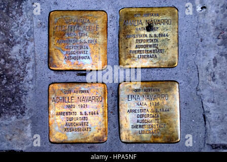 Ghetto de Venise, Italie. Des plaques de métal à la mémoire des déportés juifs vénitiens de camps de la mort nazis. Banque D'Images