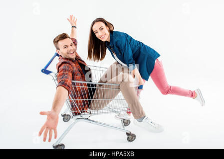 Femme shopping avec jeune homme excité on white Banque D'Images