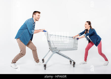 Panier vide en couple et à la recherche sur l'autre on white Banque D'Images