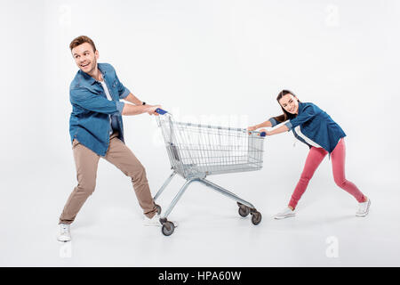 Panier vide en couple et à l'écart on white Banque D'Images