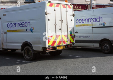 Deux garé Openreach cars Banque D'Images