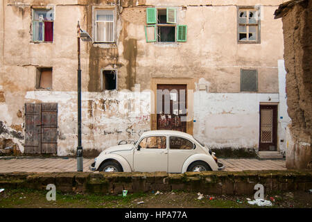 Une vieille voiture garée en face de maisons abandonnées à côté du mur qui divise la ville de Nicosie, Chypre. Nicosie a été divisée dans le sud chypriote grec et chypriote turque au nord de la partie en 1963, après les violences intercommunautaires qui ont éclaté dans la ville. Aujourd'hui, la partie nord de la ville est la capitale de Chypre du Nord, un état de fait qui est considéré comme territoire chypriote occupés par la communauté internationale. ©Simone Padovani / éveil Banque D'Images