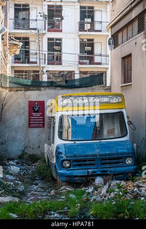 Un vieux van stationné près du mur qui divise la ville de Nicosie, Chypre. Nicosie a été divisée dans le sud chypriote grec et chypriote turque au nord de la partie en 1963, après les violences intercommunautaires qui ont éclaté dans la ville. Aujourd'hui, la partie nord de la ville est la capitale de Chypre du Nord, un état de fait qui est considéré comme territoire chypriote occupés par la communauté internationale. ©Simone Padovani / éveil Banque D'Images