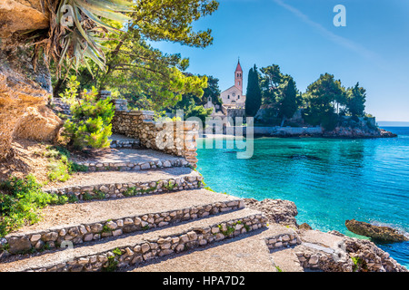 Scenic vue d'été au monastère dominicain de la ville Bol sur l'île de Brac, Croatie, destination européenne. Banque D'Images