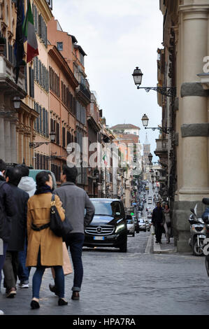 ROME, ITALIE - MACRH 17, 2016 : les rues près de l'église de la Trinité-des-Monts et Villa Borghese Medici sont souvent congestionnée en raison du niveau élevé de touris Banque D'Images