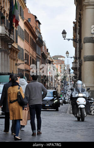 ROME, ITALIE - MACRH 17, 2016 : les rues près de l'église de la Trinité-des-Monts et Villa Borghese Medici sont souvent congestionnée en raison du niveau élevé de touris Banque D'Images