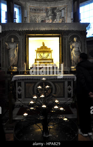 ROME, ITALIE - 16 mars 2016 : Le reliquaire contient les chaînes de Saint Pierre à San Pietro in Vincoli (Saint Peter in Chains) Église Banque D'Images