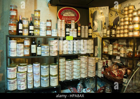 Boîtes de confit de canard dans un magasin à Sarlat, Dordogne, France Banque D'Images