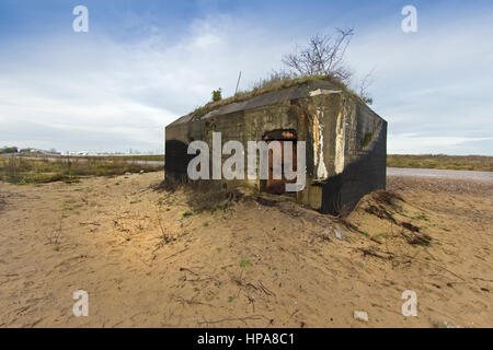 Bunker (Blockhaus) à partir de la Seconde Guerre mondiale, près de la Jungle, Calais, Nord de la France Banque D'Images