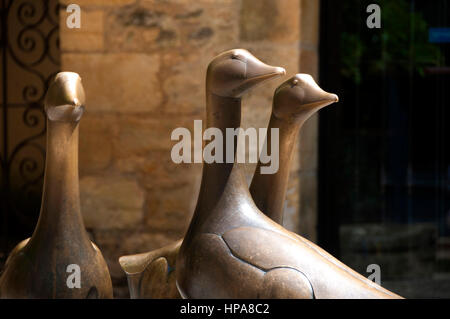 Sculpture en bronze de trois oies en place aux Oies, Sarlat la Caneda, Dordogne, France Banque D'Images