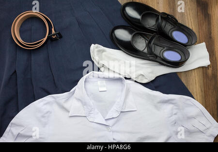 Still Life : Étudiant Thai girl uniforme avec fond de bois sur une vue supérieure Banque D'Images