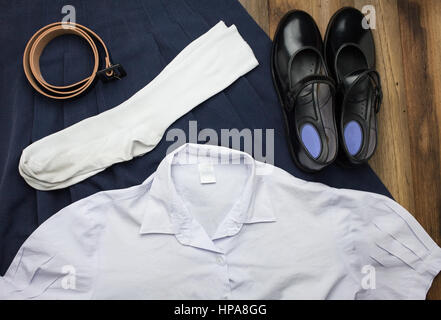 Still Life : Étudiant Thai girl uniforme avec fond de bois sur une vue supérieure Banque D'Images