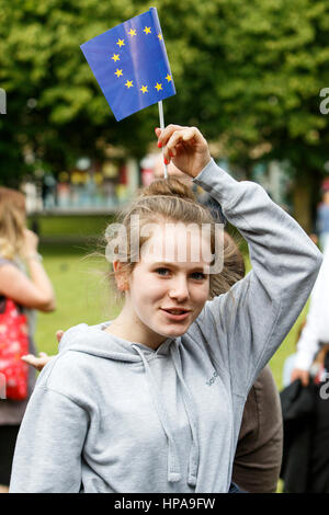 Les manifestants qui veulent l'UE Pro UK à rester en Europe sont illustrés à l'écoute de discours lors d'une démonstration de l'Union européenne pro sur College Green Banque D'Images