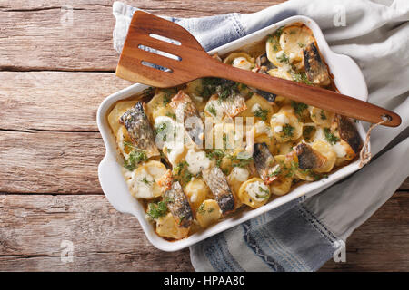 Nourriture : Cocotte finlandais à base de pomme et de hareng close up dans le plat de cuisson. Vue du dessus horizontale Banque D'Images