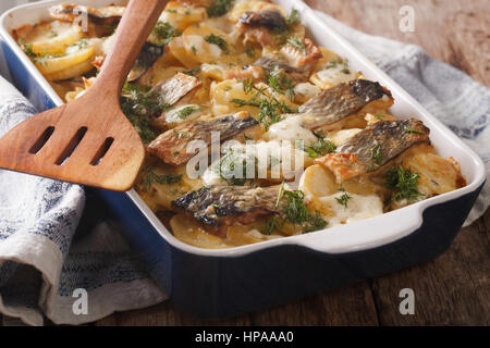 Casserole de pommes de terre, les harengs à la crème close-up dans le plat de cuisson horizontale. Banque D'Images