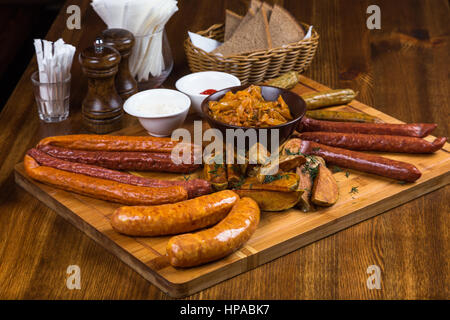 Assortiment de saucisses chaudes servant sur planche de bois dans le Banque D'Images