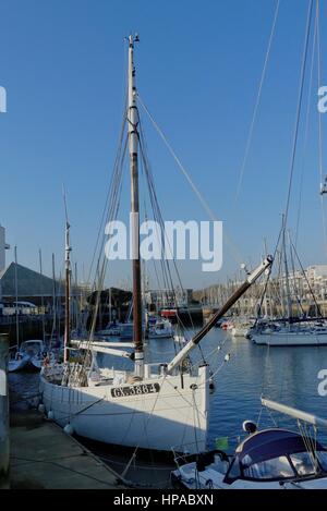 Lorient, France - 16 décembre 2016 : Vieux Rouge Bateau à voile amarré à la marina Banque D'Images