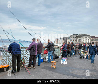 Les pêcheurs sur le pont de Galata à Istanbul Banque D'Images