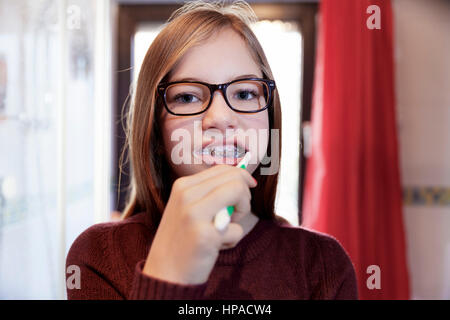 Girl with braces se brosser les dents, Allemagne Banque D'Images