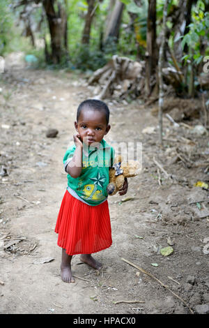 Petite fille aux ours, Ambatomainty, village, région Alaotra-Mangoro Moramanga, Madagascar Banque D'Images