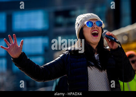 New York, USA. Feb 20, 2017. Kashish Shamsi chanter "Nous sommes stonger ensemble" - Le 20 février 2017 ; le 'pas mon President's Day" à l'extérieur de l'hôtel Trump International se rassemblent des milliers de New-yorkais côte à côte le long de Central Park West à partir de la 61e rue à la 67e rue à Manhattan, sur une manifestation pacifique dans le cadre d'une série de manifestations à l'échelle nationale qui a eu lieu le jour du président pour protester contre le programme fédéral mis en œuvre par Donald J. Trump. Crédit : Erik McGregor/Pacific Press/Alamy Live News Banque D'Images