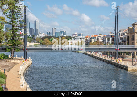 Passerelle pour piétons à travers Swan River petit port au banlieue de Perth, Australie occidentale Banque D'Images