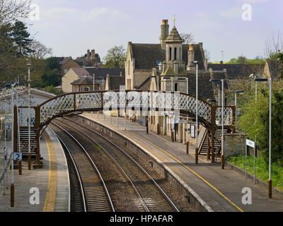 Voies ferrées, passerelle et plates-formes de gare désertes, Stamford Railway Station, Stamford, Lincolnshire, Angleterre, ROYAUME-UNI Banque D'Images