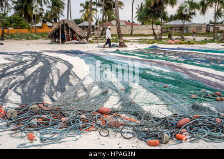 Le séchage des filets près du marché aux poissons du village de Nungwi, Zanzibar, Tanzanie Banque D'Images