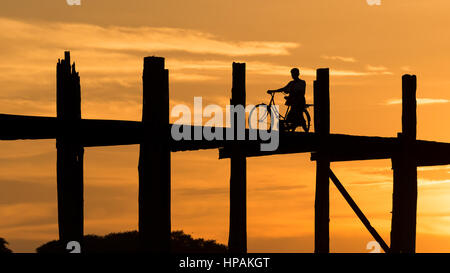 L'homme silhouette avec vélo à l'heure du coucher du soleil sur le pont u-bein, le plus long pont en teck dans le monde Banque D'Images