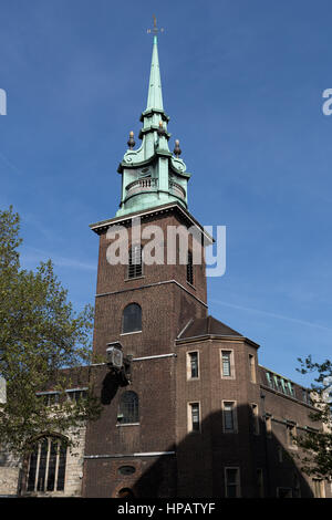 Une église historique sur les bords de la ville de Londres, avec vue sur la Tour de Londres. Banque D'Images