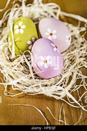 Bunte ostereier osternest im Banque D'Images