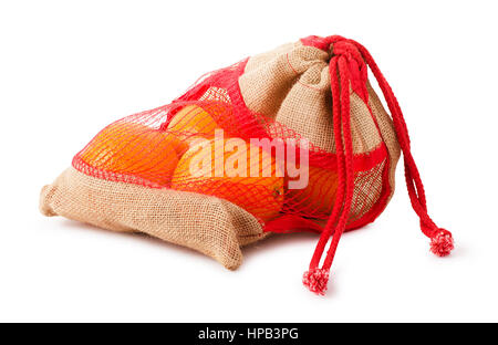 Les oranges fraîches en toile de plastique sac mesh isolé sur fond blanc Banque D'Images