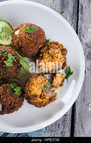 Boules de falafel de pois chiches dans une assiette avec des légumes Banque D'Images