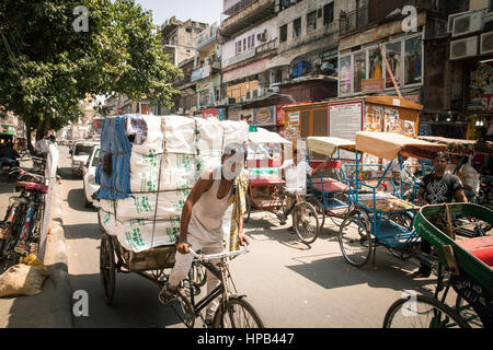 Delhi, Inde - le 18 septembre 2014 : Rickshaw transportant des cargaisons lourdes sous la chaleur sur la rue de la vieille ville de Delhi, Inde le 18 septembre 2014. Banque D'Images