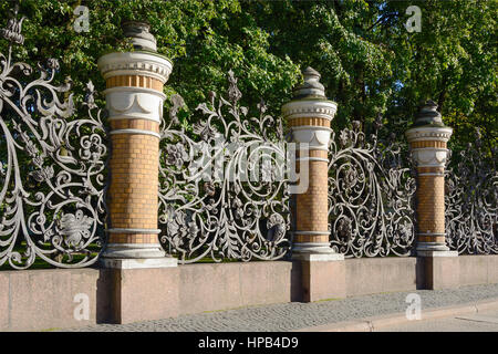 Saint-pétersbourg, Mikhaïlovski jardin clôture avec une grille en fer forgé dans le style Art Nouveau Banque D'Images