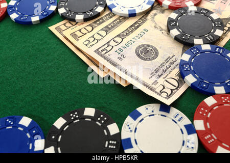 Des jetons de poker et d'argent de près. Dollars et jetons sur green casino table libre. Casino Jeux de fond. Banque D'Images