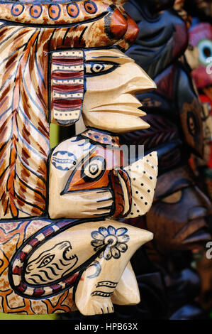 L'Amérique centrale, Maya masques colorés au marché au Guatemala Banque D'Images