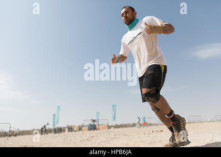 Dubaï, Émirats arabes unis - 10 fév 2017 : participant à l'SandstormDXB race : un obstacle à la concurrence en cours. Banque D'Images