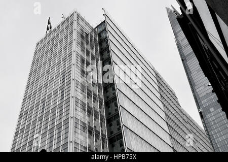 Immeuble de bureaux de grande hauteur vue de bas en haut à partir du sol Banque D'Images