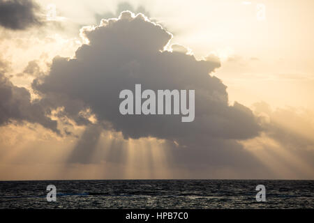 La lumière du soleil tôt le matin nuages silhouettes dans la mer des Caraïbes. Banque D'Images