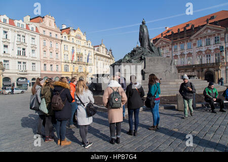Les touristes en face de l'Jan Hus Monument à la place de la Vieille Ville à Prague République Tchèque Banque D'Images