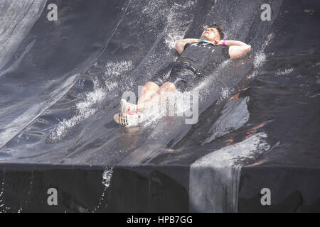 Dubaï, Émirats arabes unis - 10 fév 2017 : participant à l'SandstormDXB race : un obstacle à la concurrence en cours. Banque D'Images