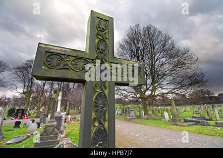 Croix de Pierre dans un cimetière Banque D'Images