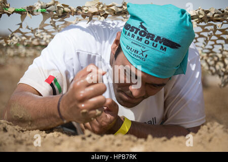 Dubaï, Émirats arabes unis - 10 fév 2017 : participant à l'SandstormDXB race : un obstacle à la concurrence en cours. Banque D'Images