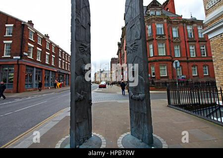 15ft statue en bronze de l'Évêque David Sheppard et l'Archevêque Derek Worlock inh espoir St Liverpool UK Banque D'Images