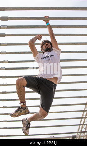 Dubaï, Émirats arabes unis - 10 fév 2017 : participant à l'SandstormDXB race : un obstacle à la concurrence en cours. Banque D'Images