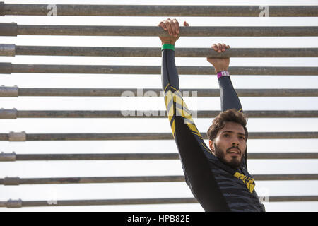 Dubaï, Émirats arabes unis - 10 fév 2017 : participant à l'SandstormDXB race : un obstacle à la concurrence en cours. Banque D'Images